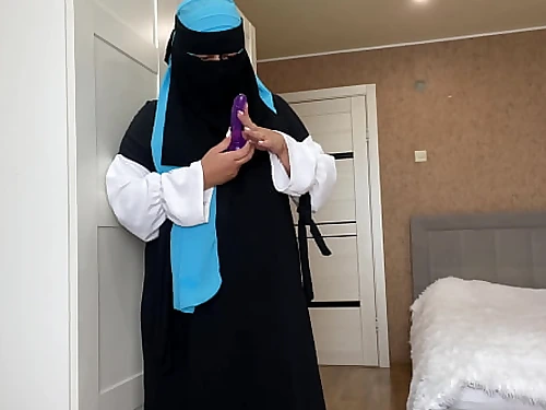 Arab wifey in hijab found a sex plaything while cleaning and got horny