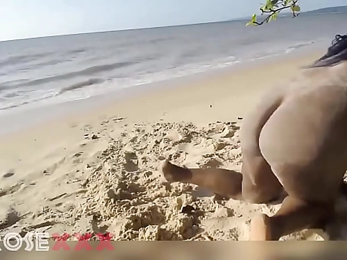 Elvieslutty flashing her naked culo at the beach