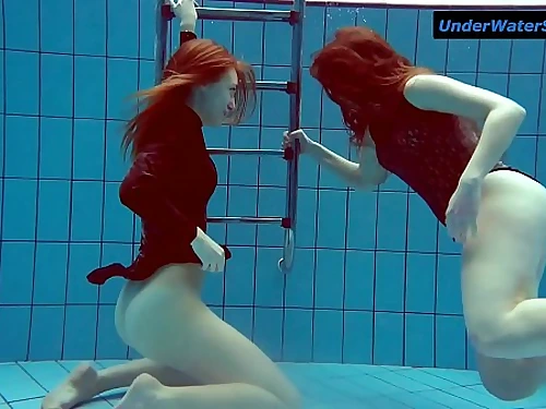 2 super-hot teenies underwater