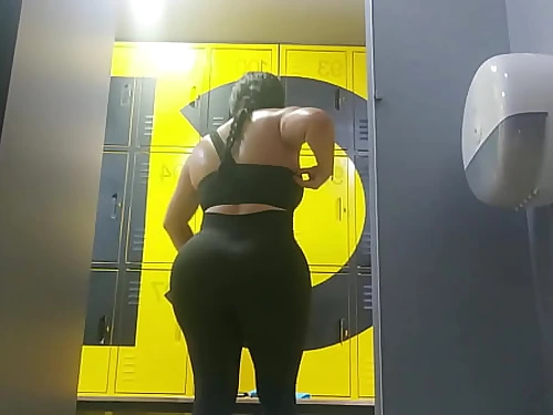 COMPILACION Camara grabando en el ba&ntilde;o publico del gimnasio (chicas culonas y voluptuosas)